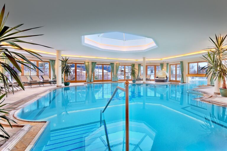 Panoramisch binnenzwembad in de wellnessruimte