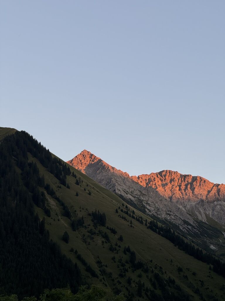 Der Berg "Roter Stein", wie er im Abendlicht des Sonnenuntergangs rot leuchtet.