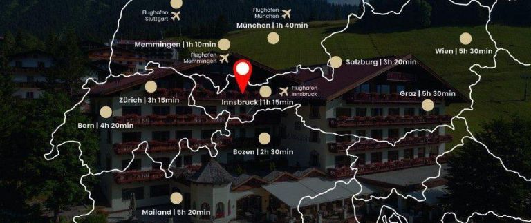 Roter Standortmarker zeigt Innsbruck und Reisezeiten zu Städten auf weißen Kartenumrissen vor einem Alpen‑Hotel im Hintergrund.